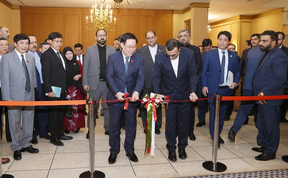 Tiếp tục chương trình thăm chính thức Cộng hòa Hồi giáo Iran, chiều 9/8/2023 (theo giờ địa phương), tại thủ đô Tehran, Chủ tịch Quốc hội Vương Đình Huệ tham quan Triển lãm Sách, Báo, Ảnh về Quan hệ song phương Việt Nam-Iran. (Ảnh: Doãn Tấn/TTXVN)