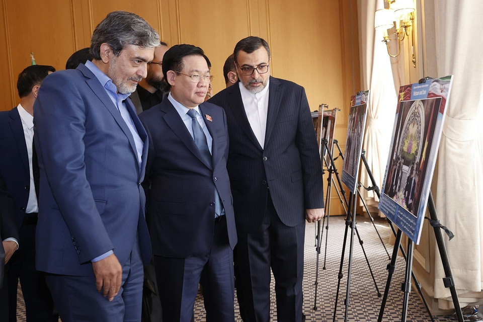 Chủ tịch Quốc hội tham quan triển lãm về quan hệ song phương Việt Nam-Iran, trong đó có nhiều bức ảnh quý về quan hệ hai nước được khai thác từ kho tư liệu ảnh của Thông tấn xã Việt Nam. (Ảnh: Doãn Tấn/TTXVN)