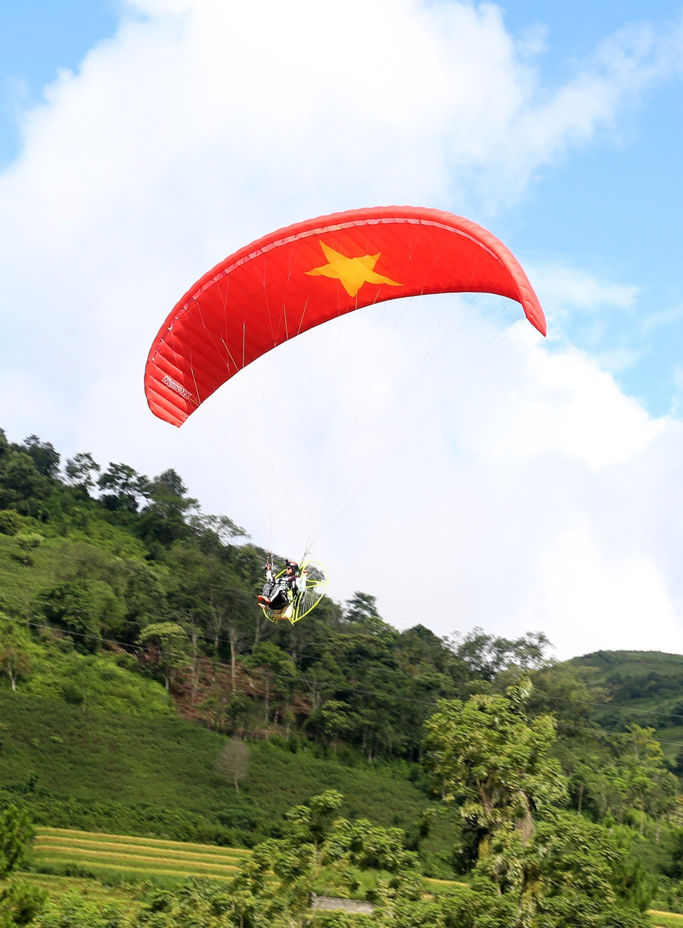 Ngày 12/8, tại xã Mường Hum, huyện Bát Xát (Lào Cai), Ủy ban Nhân dân huyện Bát Xát tổ chức khai mạc trình diễn Dù lượn "Giữa mùa vàng Bát Xát." (Ảnh: Quốc Khánh/TTXVN)