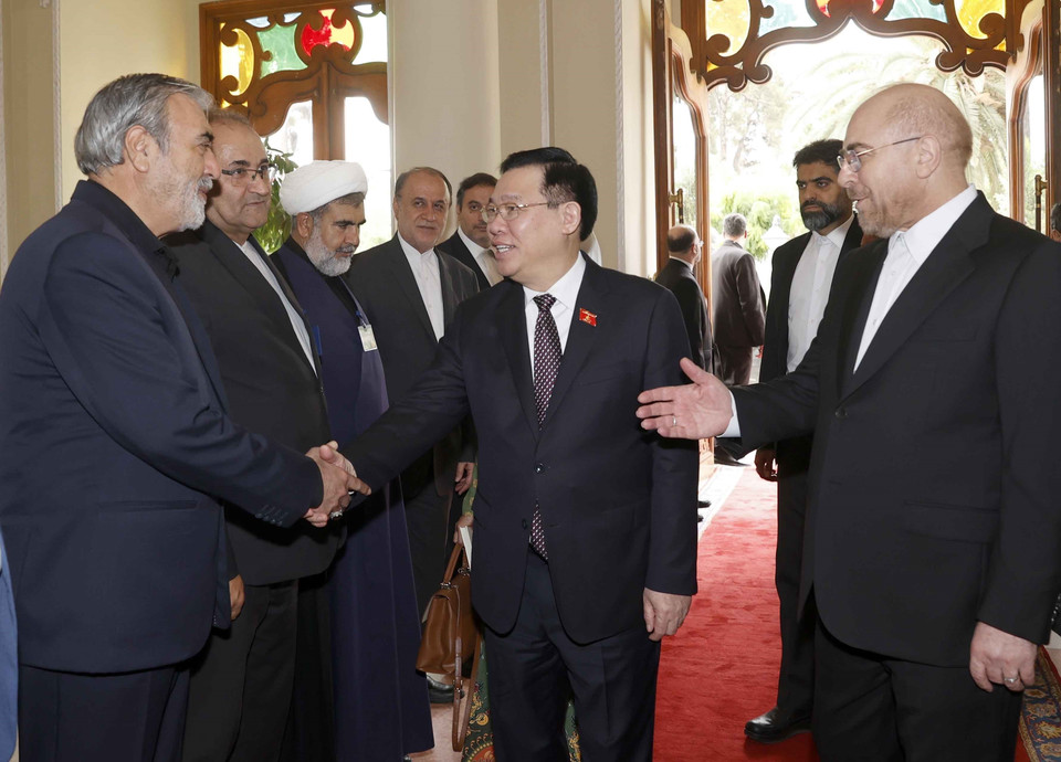 Chủ tịch Quốc hội Iran Mohammad Bagher Ghalibaf giới thiệu với Chủ tịch Quốc hội Vương Đình Huệ các thành viên Đoàn Quốc hội Iran. (Ảnh: Doãn Tấn/TTXVN)