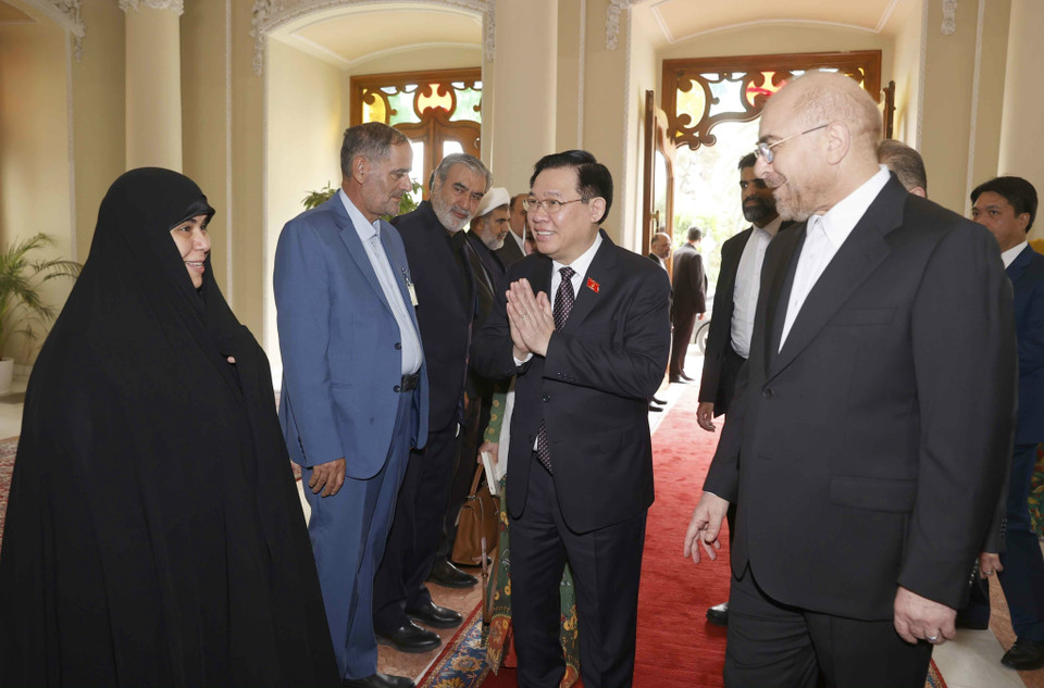 Chủ tịch Quốc hội Iran Mohammad Bagher Ghalibaf giới thiệu với Chủ tịch Quốc hội Vương Đình Huệ các thành viên Đoàn Quốc hội Iran. (Ảnh: Doãn Tấn/TTXVN)