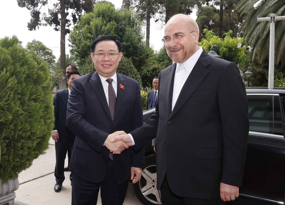 Chủ tịch Quốc hội Iran Mohammad Bagher Ghalibaf đón Chủ tịch Quốc hội Vương Đình Huệ. (Ảnh: Doãn Tấn/TTXVN)