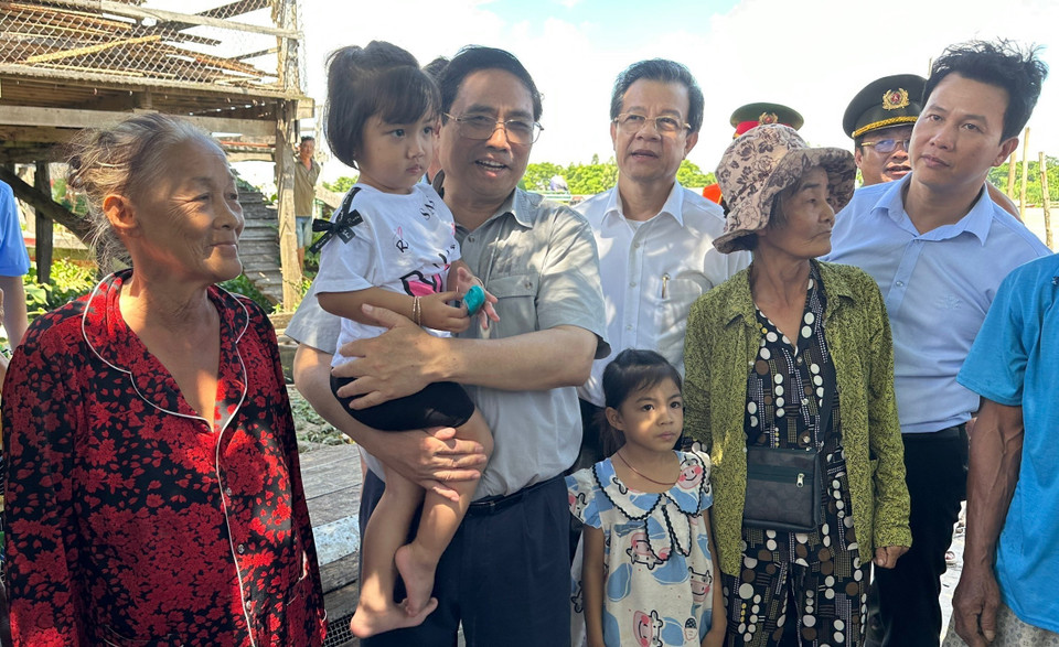 Thủ tướng Phạm Minh Chính thăm nhân dân khu dân cư ven biển tỉnh Kiên Giang. (Ảnh: Dương Giang/TTXVN)