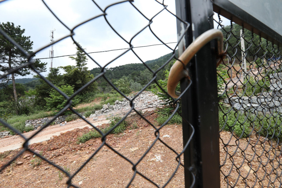 Hàng loạt các homestay lưng chừng đồi cũng đã đóng cửa và cắm biển cảnh báo nguy hiểm. (Ảnh: Minh Quyết/TTXVN)