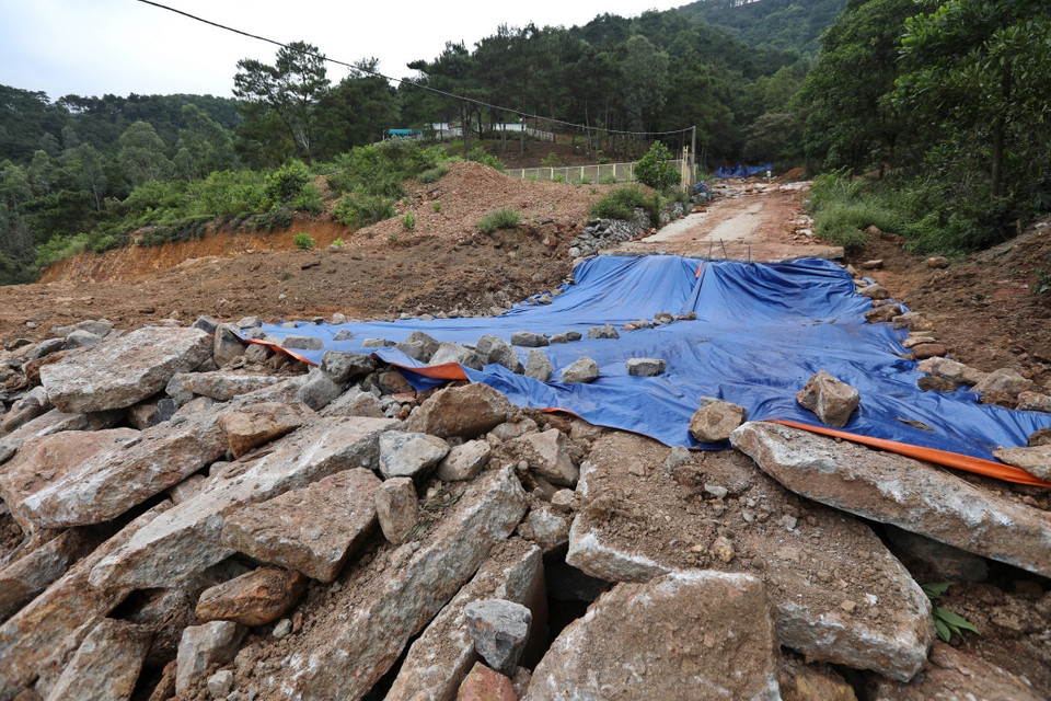 Tuyến đường bêtông xây dựng tự phát chạy dọc từ trên đồi xuống của thôn Phù Ninh (xã Minh Phú) đã được các lực lượng chức năng cơ sở khắc phục tạm thời bằng giải pháp xẻ rãnh tại nhiều vị trí men theo sườn đồi, nhằm tăng khả năng cho việc tiêu thoát nước nếu có mưa lớn tiếp tục. (Ảnh: Minh Quyết/TTXVN)