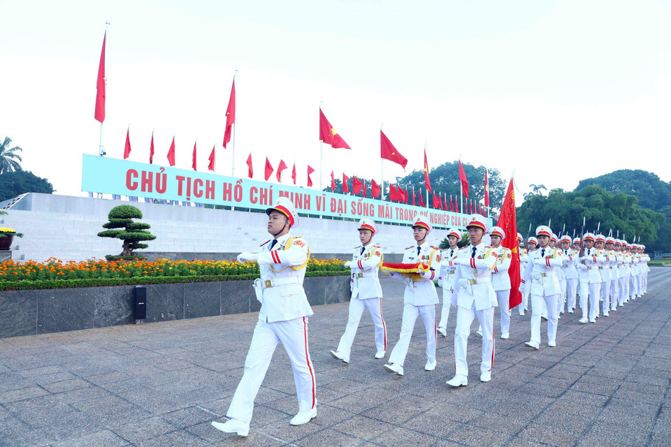 Sau khi thực hiện nghi lễ chào cờ, đội tiêu binh vòng qua trước Lăng Chủ tịch Hồ Chí Minh, chuẩn bị nghi thức duyệt đội ngũ. (Ảnh: Phạm Kiên/TTXVN)