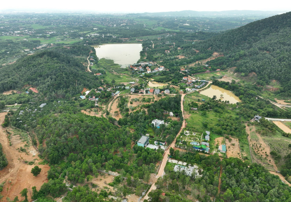 Nguyên nhân sạt lở được chính quyền địa phương khẳng định là do hệ thống thoát nước của đường phòng cháy chữa cháy bị tắc, chứ không phải do việc xây dựng các homestay tại đây. (Ảnh: Minh Quyết/TTXVN)