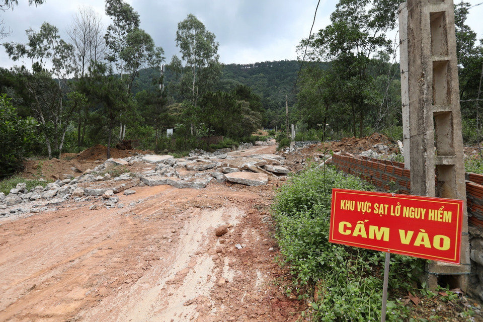 Khu vực sạt lở được cơ quan chức năng cắm biển nguy hiểm, cấm vào. (Ảnh: Minh Quyết/TTXVN)