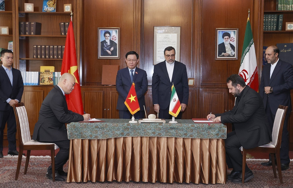 Chủ tịch Quốc hội Vương Đình Huệ chứng kiến Lễ ký Thỏa thuận Hợp tác giữa Cơ quan Xúc tiến Thương mại Việt Nam và Cơ quan Xúc tiến Thương mại Iran. (Ảnh: Doãn Tấn/TTXVN)