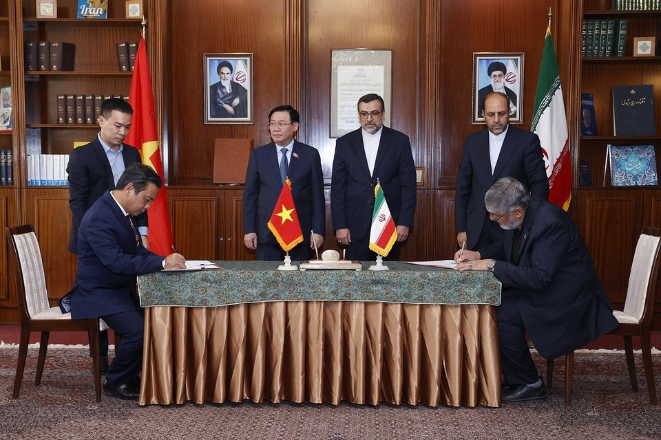 Chủ tịch Quốc hội Vương Đình Huệ chứng kiến Lễ ký Bản ghi nhớ Hợp tác trong Lĩnh vực Thể thao giữa Bộ Văn hóa, Thể thao và Du lịch Việt Nam với Bộ Thể thao và Thanh niên Iran. (Ảnh: Doãn Tấn/TTXVN)