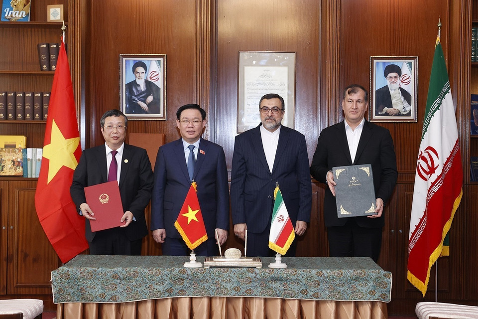 Chủ tịch Quốc hội Vương Đình Huệ chứng kiến Lễ ký Bản ghi nhớ về Kiểm dịch Thực vật giữa Cục Bảo vệ Thực vật của Bộ Nông nghiệp và Phát triển Nông thôn Việt Nam và Cục Kiểm dịch Thực vật của Bộ Nông nghiệp Iran. (Ảnh: Doãn Tấn/TTXVN)