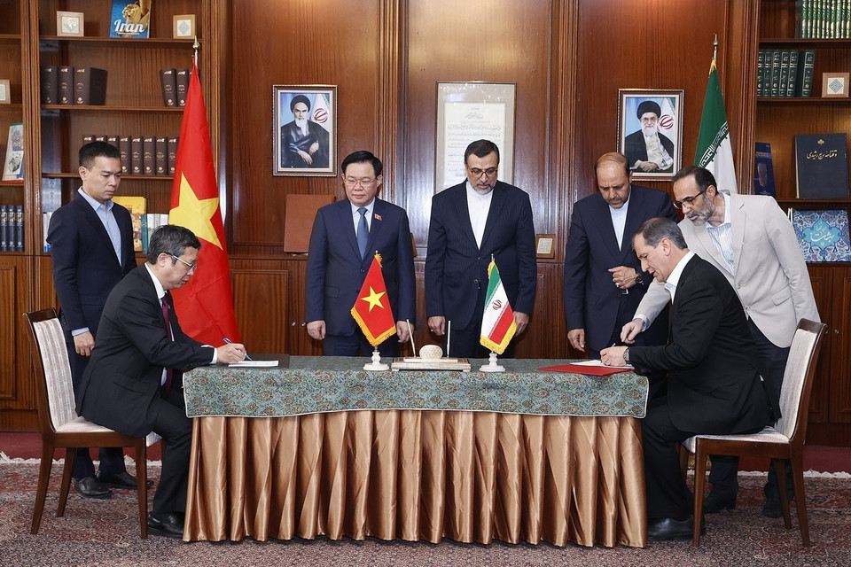 Chủ tịch Quốc hội Vương Đình Huệ chứng kiến Lễ ký Bản ghi nhớ về Kiểm dịch Thực vật giữa Cục Bảo vệ Thực vật của Bộ Nông nghiệp và Phát triển Nông thôn Việt Nam và Cục kiểm dịch Thực vật của Bộ Nông nghiệp Iran. (Ảnh: Doãn Tấn/TTXVN)