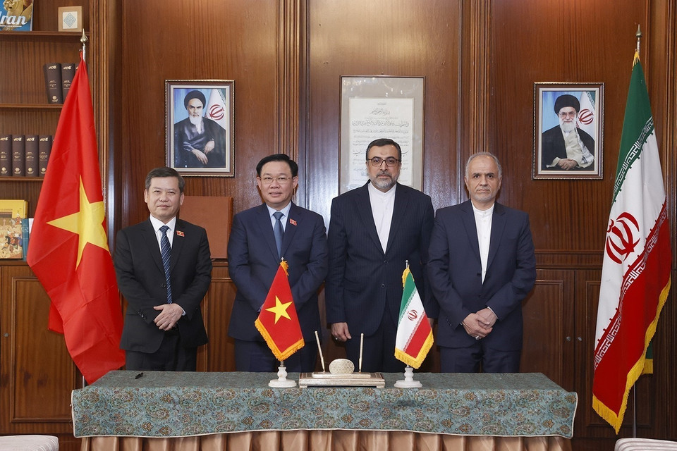 Chủ tịch Quốc hội Vương Đình Huệ chứng kiến Lễ ký Hiệp định Tương trợ Tư pháp về Hình sự giữa Viện Kiểm sát Nhân dân Tối cao Việt Nam và Bộ Tư pháp Iran. (Ảnh: Doãn Tấn/TTXVN)