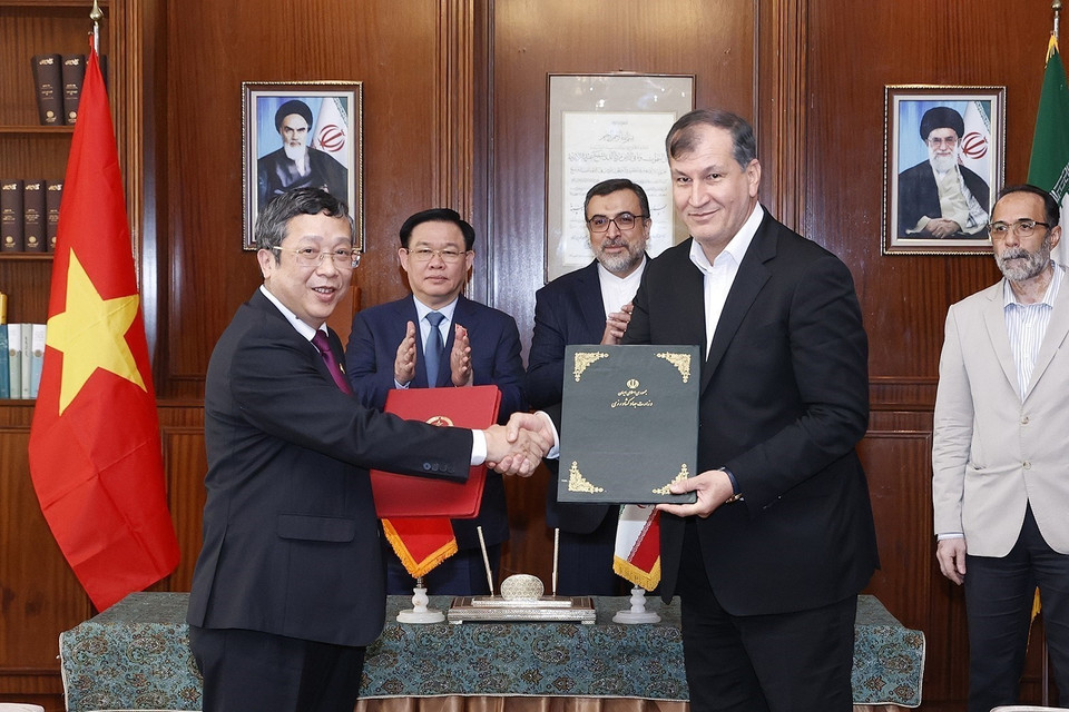 Chủ tịch Quốc hội Vương Đình Huệ chứng kiến Lễ ký Bản ghi nhớ về Kiểm dịch Thực vật giữa Cục Bảo vệ Thực vật của Bộ Nông nghiệp và Phát triển Nông thôn Việt Nam và Cục Kiểm dịch Thực vật của Bộ Nông nghiệp Iran. (Ảnh: Doãn Tấn/TTXVN)