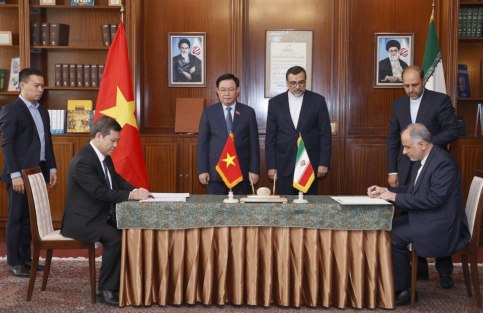 Chủ tịch Quốc hội Vương Đình Huệ chứng kiến Lễ ký Hiệp định Tương trợ Tư pháp về Hình sự giữa Viện Kiểm sát Nhân dân Tối cao và Bộ Tư pháp Iran. (Ảnh: Doãn Tấn/TTXVN)