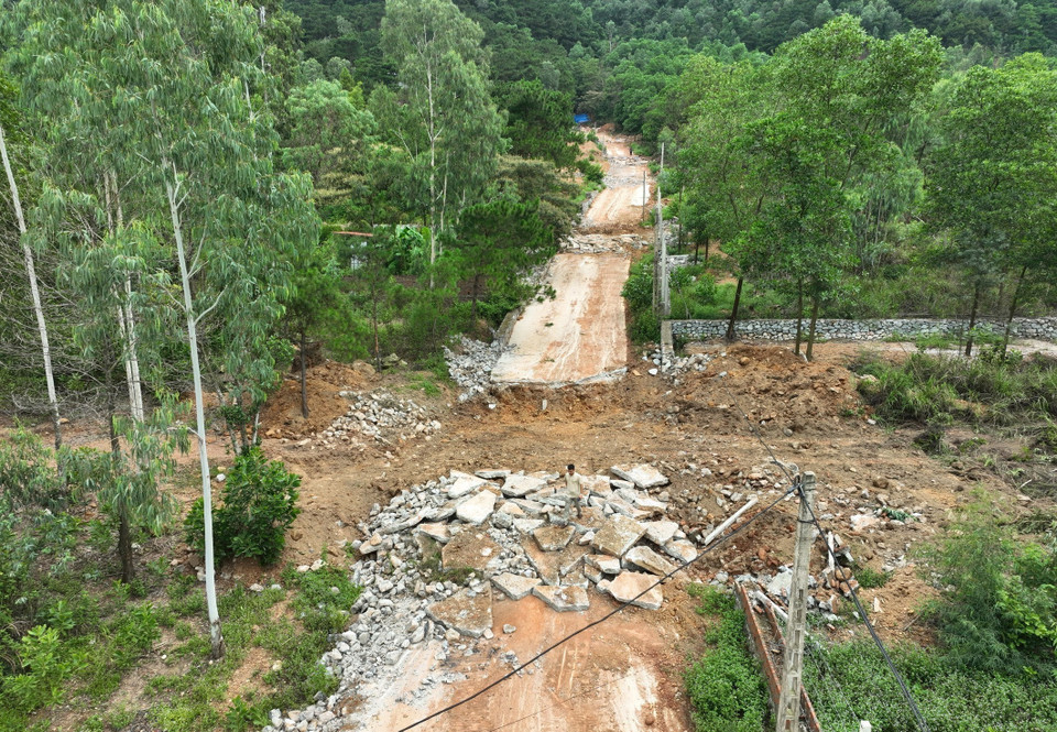 Chính quyền địa phương đã có giải pháp khắc phục tạm thời xẻ rãnh nhiều vị trí tuyến đường bêtông tự phát, tăng khả năng thoát nước nếu có mưa lớn tiếp tục. (Ảnh: Minh Quyết/TTXVN)