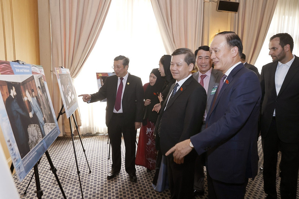 Nhiều bức ảnh quý về quan hệ hai nước tại triển lãm được khai thác từ kho tư liệu ảnh của Thông tấn xã Việt Nam. (Ảnh: Doãn Tấn/TTXVN)