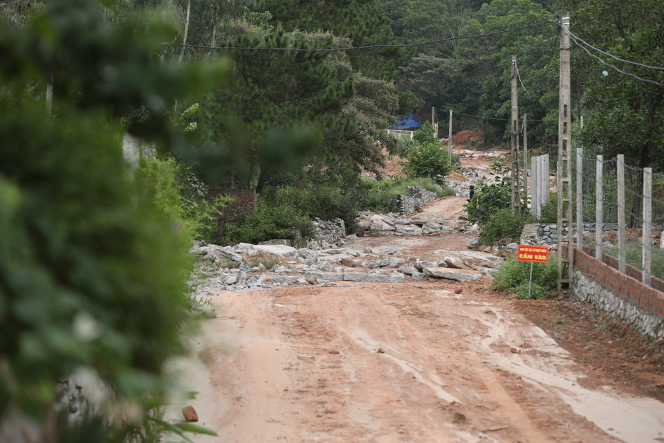 Đây là biện pháp tạm thời của địa phương để hạn chế sạt lở bước đầu, phân tầng bậc nước. (Ảnh: Minh Quyết/TTXVN)