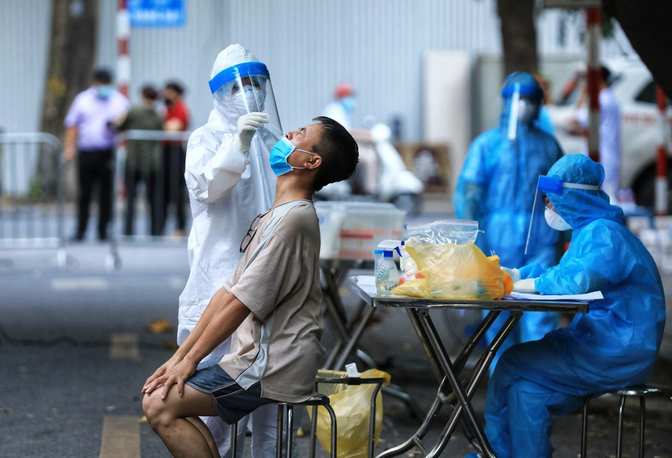 Lấy mẫu xét nghiệm cho gần 30 hộ dân sinh sống xung quanh địa chỉ 39 Hàng Bài. (Ảnh: Thành Đạt/TTXVN)