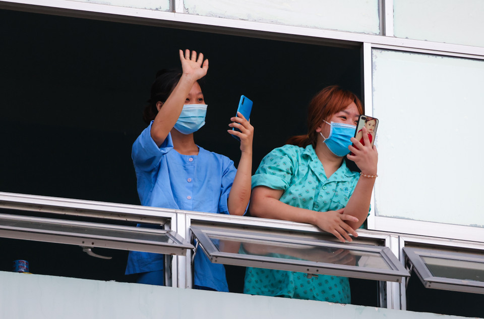 Màn biểu diễn của các nghệ sĩ đã nhận được phản ứng tích cực từ những người đang phải cách ly. (Nguồn: Vietnam+)