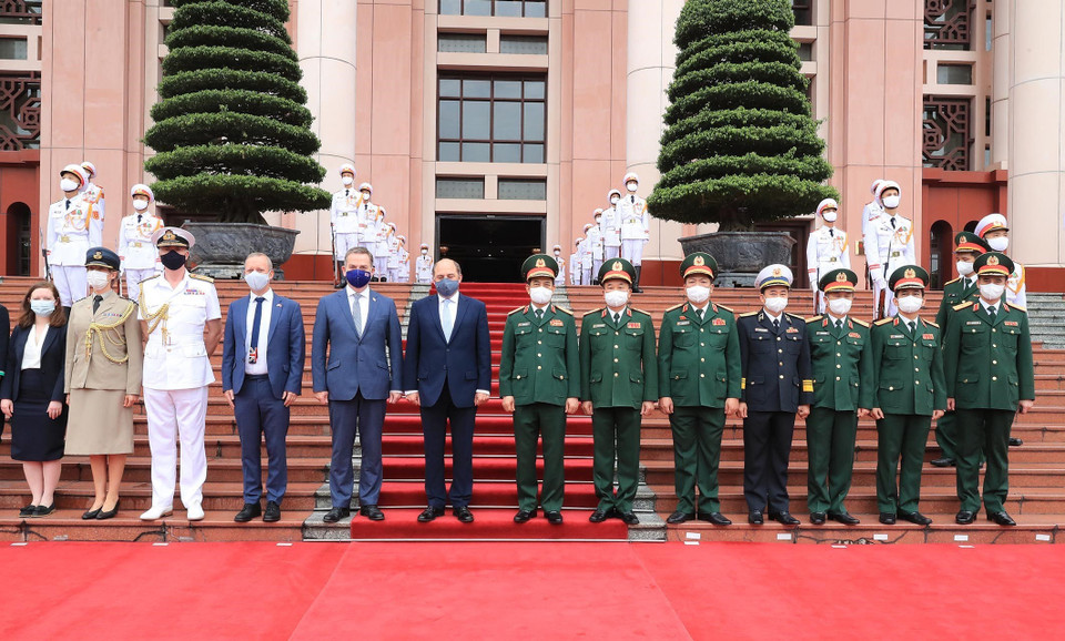 Bộ trưởng Quốc phòng Phan Văn Giang và Bộ trưởng Quốc phòng Liên hiệp Vương quốc Anh và Bắc Ireland Robert Ben Lobban Wallace chụp ảnh chung với đại biểu hai nước. (Ảnh: Trọng Đức/TTXVN)