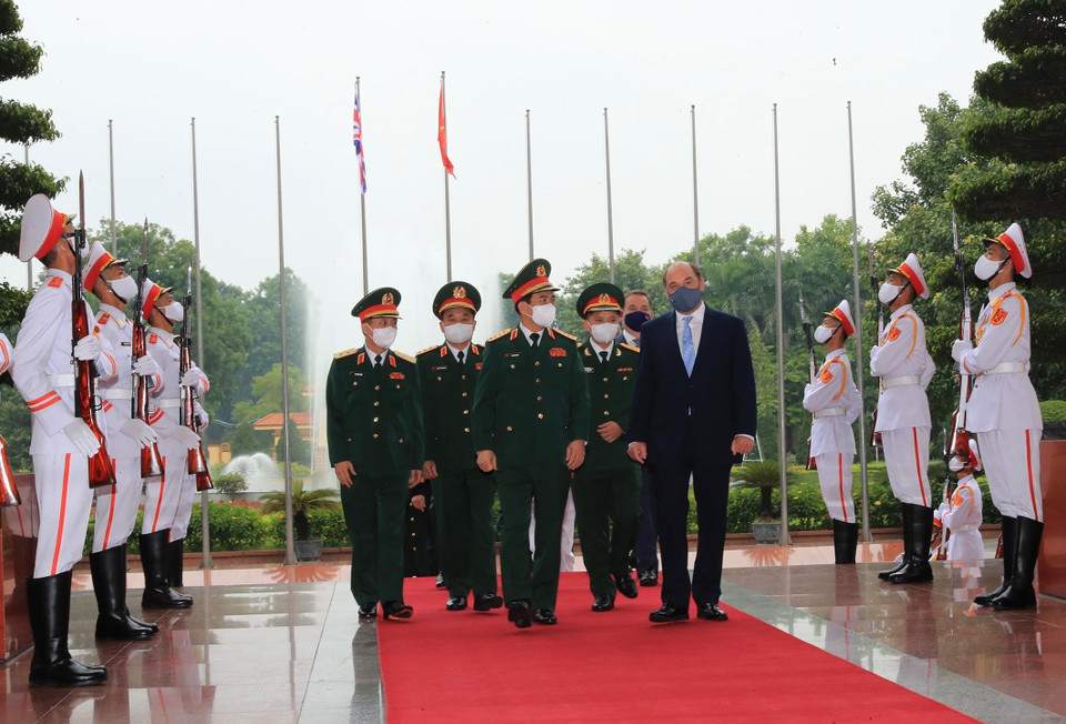 Bộ trưởng Quốc phòng Phan Văn Giang và Bộ trưởng Quốc phòng Liên hiệp Vương quốc Anh và Bắc Ireland Robert Ben Lobban Wallace tại Lễ đón. (Ảnh: Trọng Đức/TTXVN)