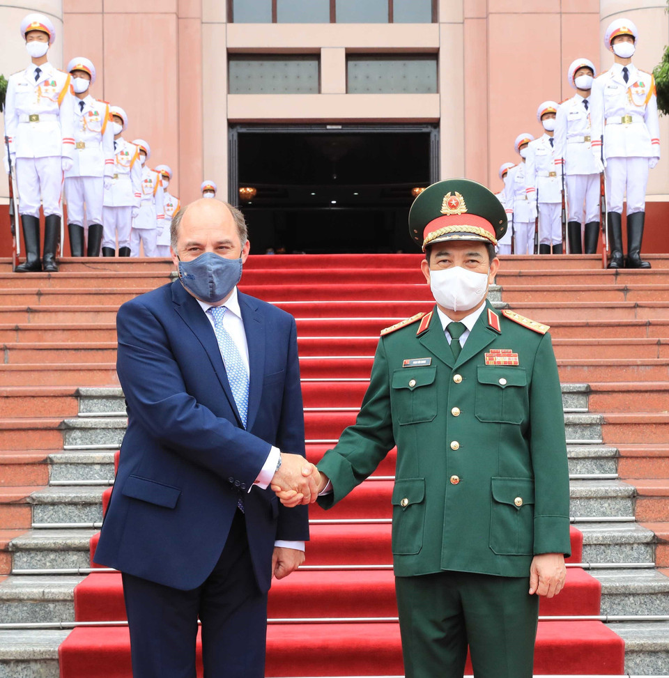 Bộ trưởng Quốc phòng Phan Văn Giang đón Bộ trưởng Quốc phòng Liên hiệp Vương quốc Anh và Bắc Ireland Robert Ben Lobban Wallace. (Ảnh: Trọng Đức/TTXVN)