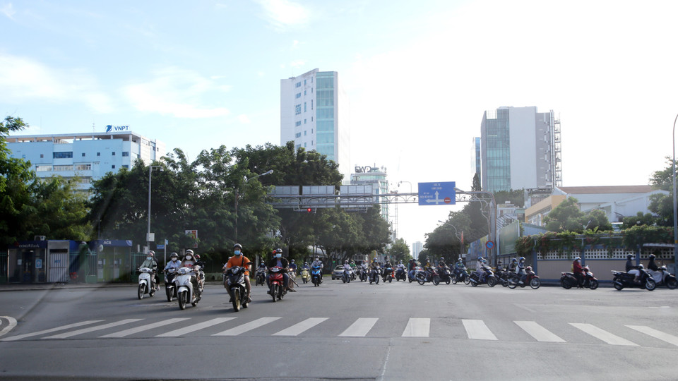 Vào 8 giờ sáng, khu vực giao lộ Nguyễn Thị Minh Khai-Đinh Tiên Hoàng (Quận 1) vẫn tương đối đông phương tiện tham gia giao thông. (Ảnh: Thành Chung/TTXVN)