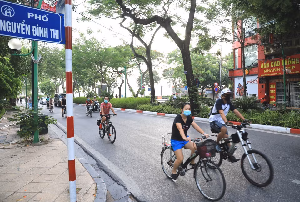 Từ 6h sáng 19/7 trên tuyến đường Thanh Niên vẫn có khá đông người dân ra đường đạp xe tập thể dục. (Ảnh: Thành Đạt/TTXVN)