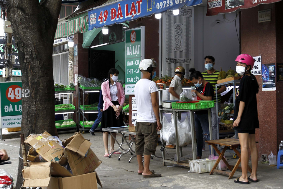 Nhiều cửa hàng tiện lợi vẫn mở cửa phục vụ nhu cầu người tiêu dùng. (Ảnh: Thanh Vũ/TTXVN)