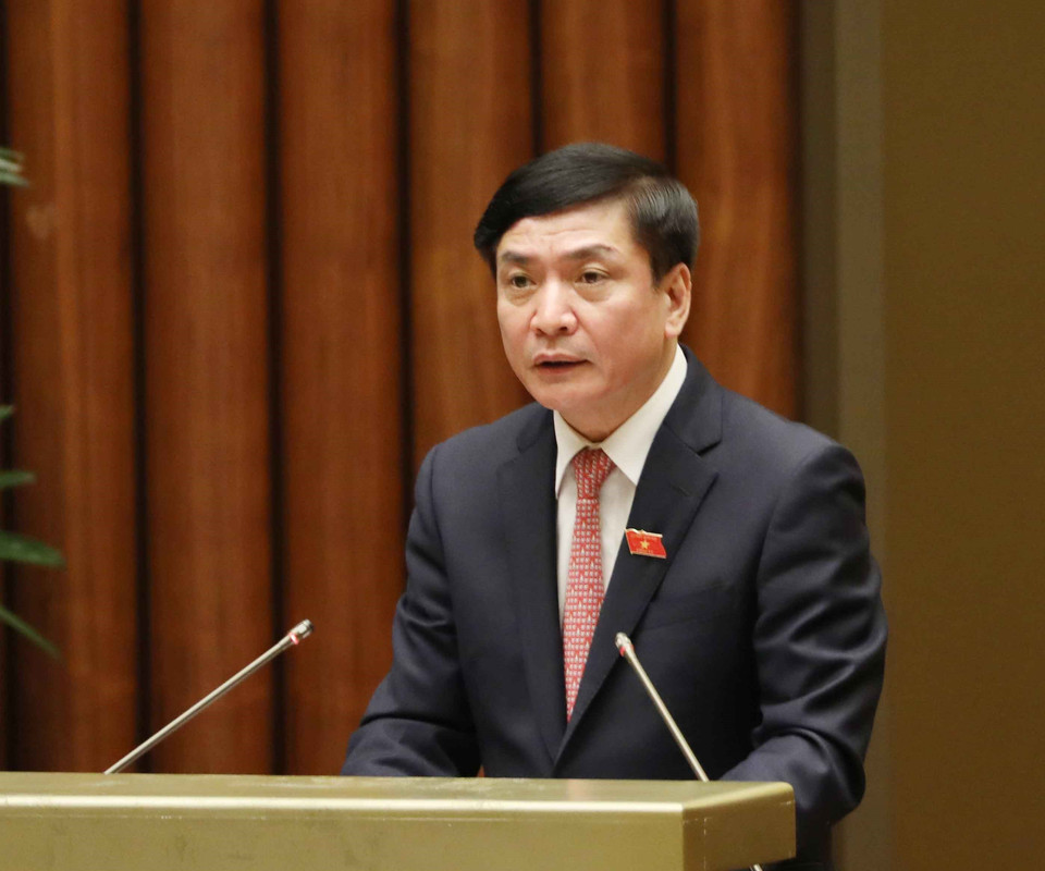 Tổng Thư ký Quốc hội Bùi Văn Cường trình bày Báo cáo giải trình, tiếp thu, chỉnh lý dự thảo Nghị quyết kỳ họp thứ nhất, Quốc hội khóa XV. (Ảnh: Phương Hoa/TTXVN)