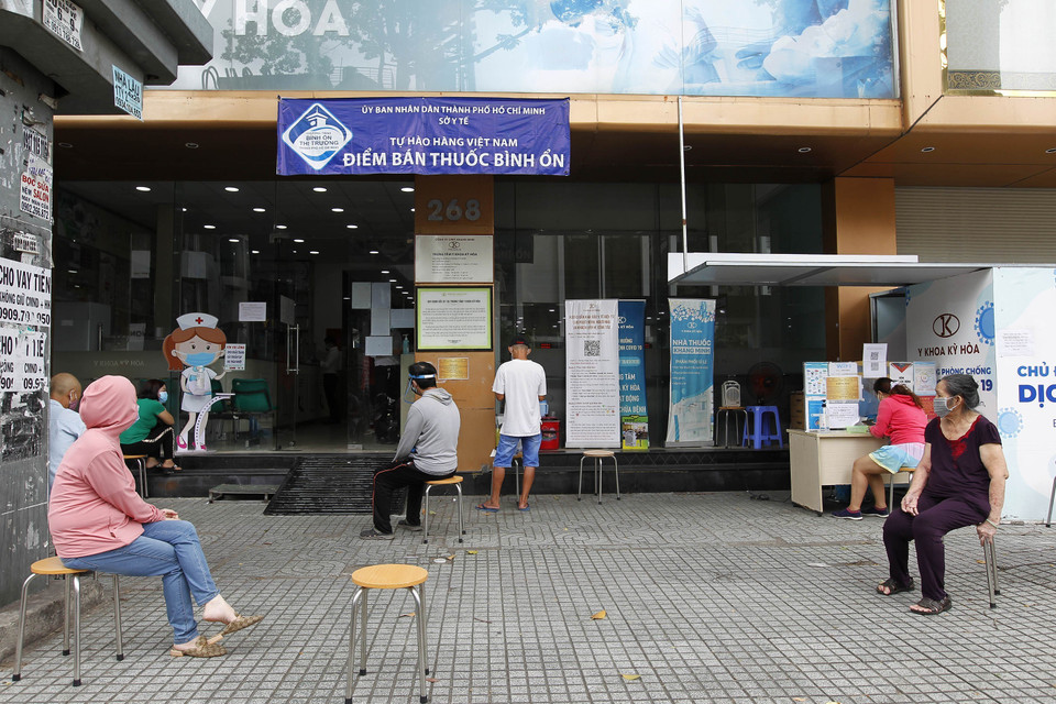 Do thường di chuyển liên tỉnh và thành phố để mưu sinh nên nhiều người tranh thủ đi xét nghiệm COVID-19 tại Trung tâm Y khoa Kỳ Hòa, Quận 10. (Ảnh: Thanh Vũ/TTXVN)