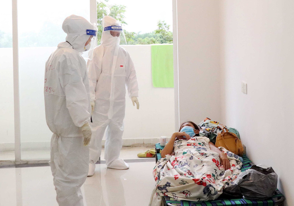 Bác sỹ Bệnh viện dã chiến thu dung, điều trị COVID-19 số 3 (thành phố Thủ Đức) thăm khám cho bệnh nhân mắc COVID-19 không triệu chứng. (Ảnh: Xuân Khu/TTXVN)