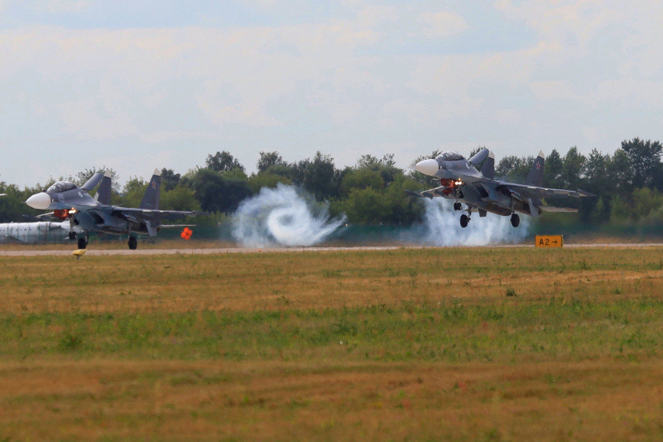 Biên đội máy bay Su-30SM của lực lượng không quân hải quân Nga trình diễn bay tại MAKS 2021. (Ảnh: Trần Hiếu/TTXVN)