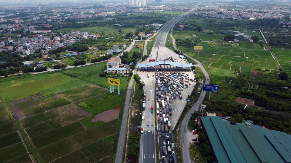 Ôtô xếp hàng dài cả km tại khu vực trước trạm thu phí Pháp Vân-Cầu Giẽ. (Ảnh: Huy Hùng/TTXVN)