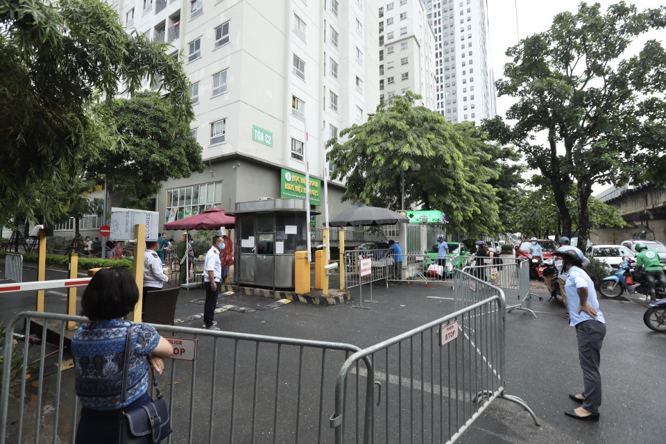 Trường hợp 2: Bệnh nhân N.T.H. (liên quan đến F0 N.V.L.), nữ, sinh năm 1979. Địa chỉ: Số nhà 39, ngõ 145, Đường Cầu Noi, Tổ dân phố Trù 2, phường Cổ Nhuế 2, quận Bắc Từ Liêm. Bệnh nhân làm nghề tự do (bán hoa quả tại nhà). (Ảnh: Minh Quyết/TTXVN)