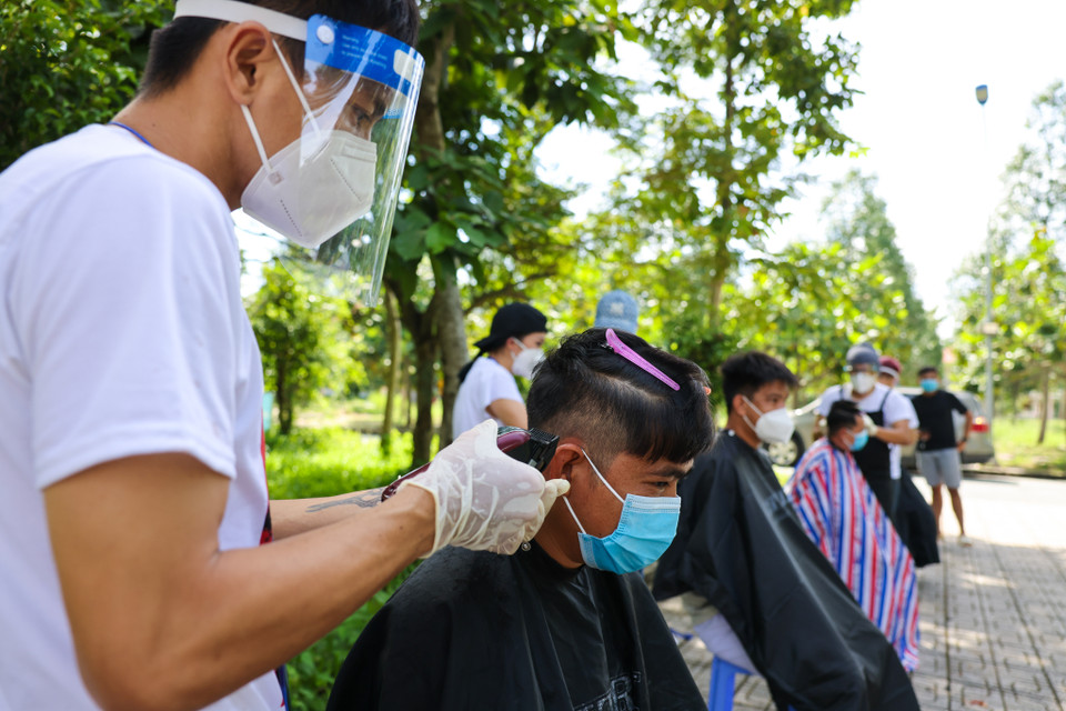 Nhóm nghệ sỹ gồm MC Quỳnh Hoa, ca sỹ Phương Thanh, Nguyễn Phi Hùng, Quốc Đại, Đăng Nguyên, Dương Ngọc Hà, Lý Ngô, đạo diễn Trần Minh Tuấn, Đinh Hà Uyên Thư, Trần Thành Trung, diễn viên Khả Như. (Nguồn: Vietnam+)