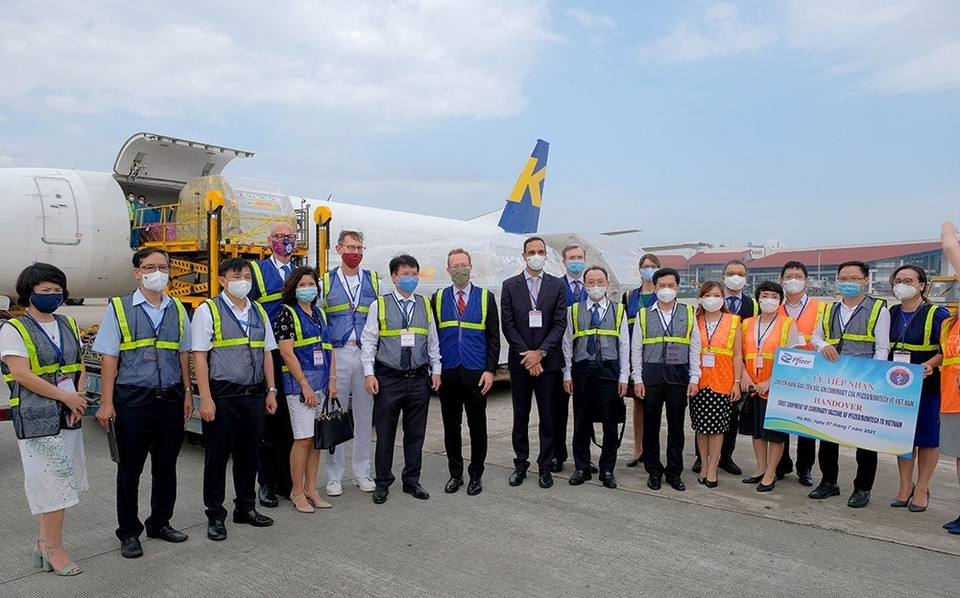 Thứ trưởng Bộ Y tế Trương Quốc Cường tiếp nhận lô vaccine phòng COVID-19 của Pfizer/BioNtech đầu tiên cung ứng cho Việt Nam. (Ảnh: TTXVN phát)