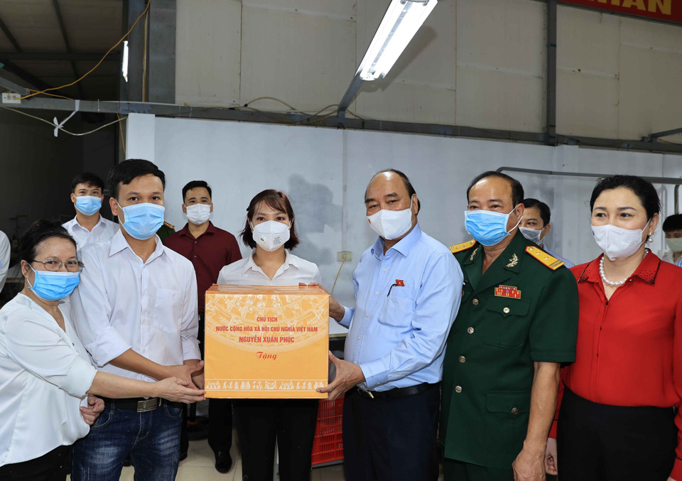 Đầu tháng Bảy, Chủ tịch nước Nguyễn Xuân Phúc đã ký quyết định tặng quà cho các đối tượng chính sách dịp 27/7 năm nay. (Ảnh: Thống Nhất/TTXVN)