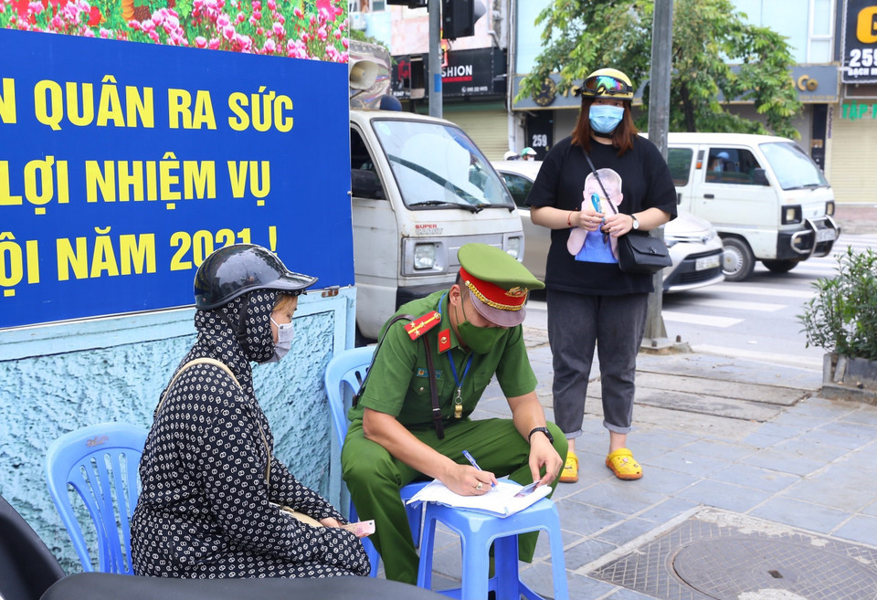 Công an phường Cầu Dền, quận Hai Bà Trưng xử phạt những người vi phạm Chỉ thị 17/CT-UBND. (Ảnh: Hoàng Hiếu/TTXVN)