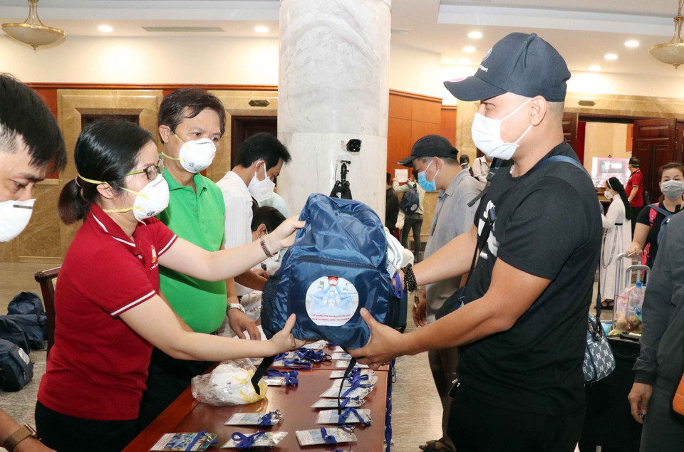 Cán bộ Mặt trận Tổ quốc Việt Nam Thành phố Hồ Chí Minh trao ba lô , vật dụng cá nhân cho các tình nguyện viên tôn giáo tham gia phòng, chống dịch COVID-19. (Ảnh: Xuân Khu/TTXVN)