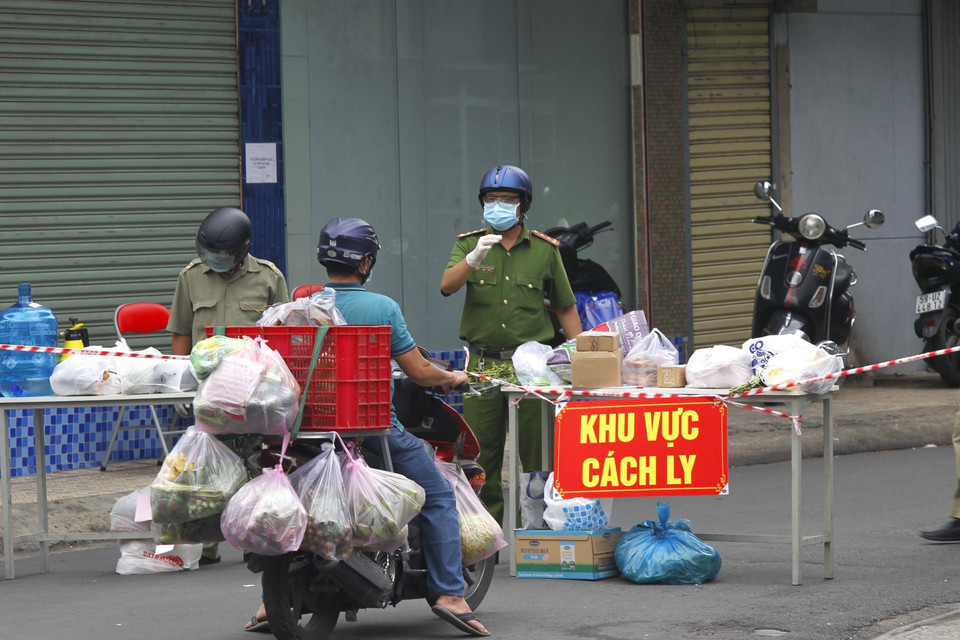 Do đóng cửa các chợ đầu mối, nên nhiều tiểu thương phân phối, giao hàng nông sản đến tận khu cách ly trên đường Tô Hiến Thành, Quận 10 trong những ngày giãn cách xã hội. (Ảnh: Thanh Vũ/TTXVN)