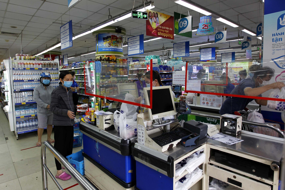 Hệ thống siêu thị Saigon Co.op đã tăng cường lượng hàng hóa, các hoạt động mua sắm trực tiếp và qua mạng xã hội để phục vụ kịp thời nhu cầu người tiêu dùng. (Ảnh: Thanh Vũ/TTXVN)