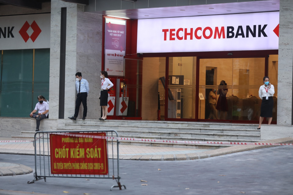 Phong tỏa tạm thời toà tháp Vincom, phố Bà Triệu (quận Hai Bà Trưng). (Ảnh: Minh Quyết/TTXVN)