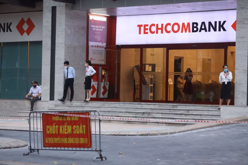 Phong tỏa tạm thời toà tháp Vincom, phố Bà Triệu (quận Hai Bà Trưng). (Ảnh: Minh Quyết/TTXVN)