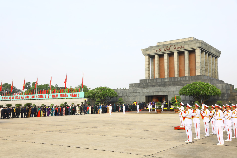 Các đại biểu Quốc hội vào Lăng viếng Chủ tịch Hồ Chí Minh. (Ảnh: Nguyễn Điệp/TTXVN)