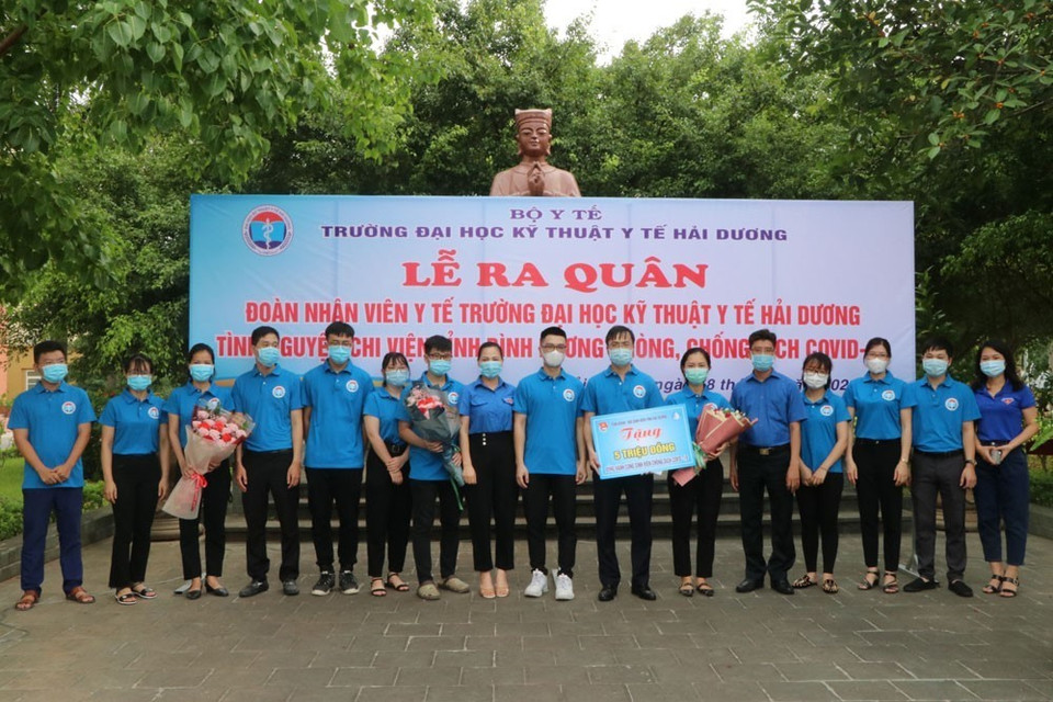 Tỉnh Đoàn, Hội Sinh viên tỉnh Hải Dương tặng 5 triệu đồng đồng hành cùng sinh viên chống dịch COVID-19. (Ảnh: Mạnh Minh/TTXVN)