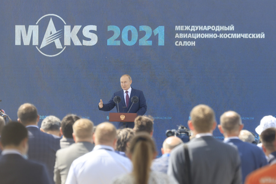 Tổng thống Nga Vladimir Putin phát biểu khai mạc triển lãm Hàng không và vũ trụ quốc tế Moskva 2021. (Ảnh: Trần Hiếu/TTXVN)