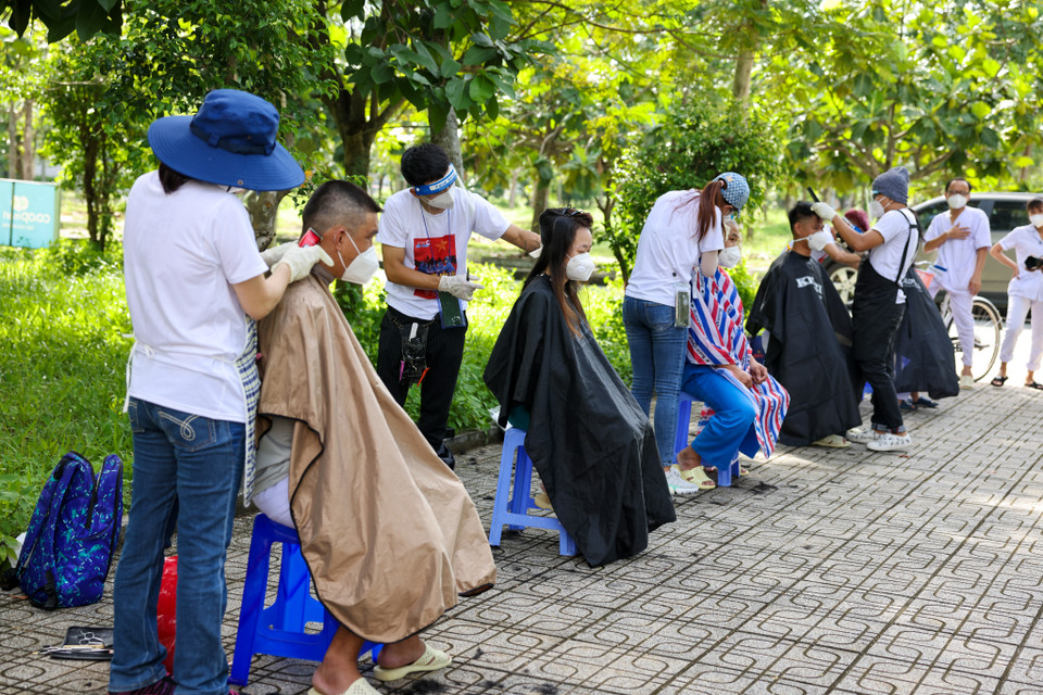 Từng mặc đồ bảo hộ khi làm tình nguyện viên chống dịch, Quỳnh Hoa chi sẻ cô hiểu rõ sự nóng nực và khó chịu từ việc tóc nhanh dài mà không có người cắt của các y bác sỹ. Do đó, cô luôn ấp ủ việc hỗ trợ các bệnh viện cắt tóc. (Nguồn: Vietnam+)