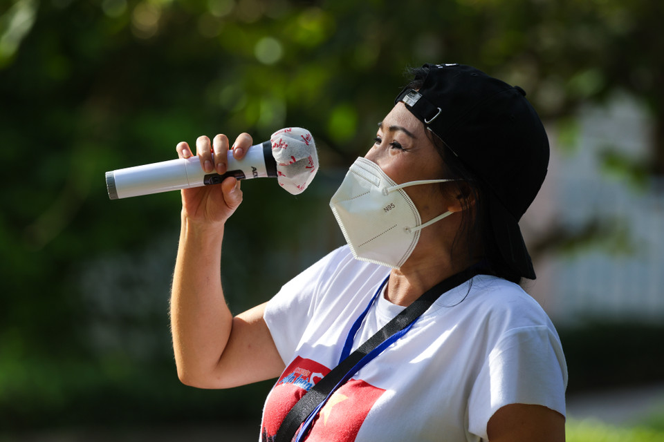 Các nghệ sĩ đã hát tặng các bệnh nhân, tiếp thêm niềm lạc quan để chiến thắng dịch bệnh. (Nguồn: Vietnam+)